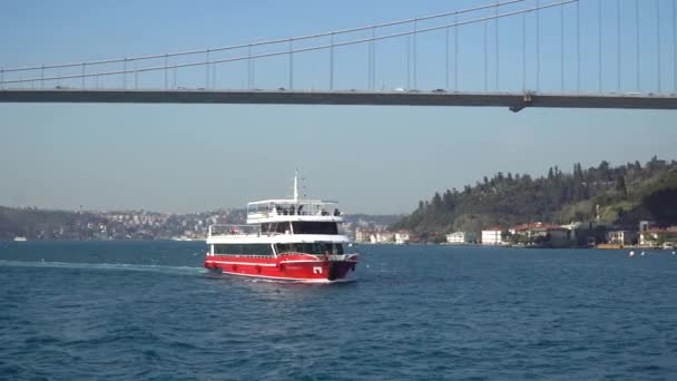 Istanbul Turecko Březen 2019 Výlet Bosphorusu Turisty Pod Bosphoramerickým Mostem — Stock video