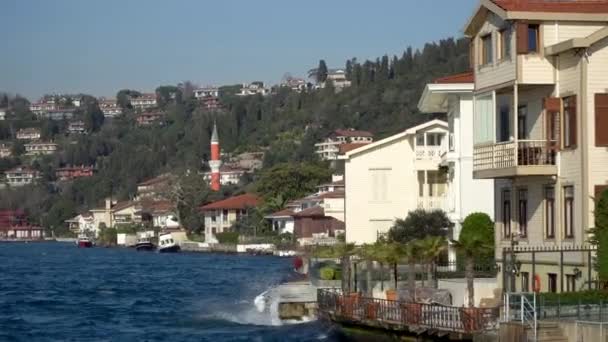 Istanbul Turecko Březen 2019 Luxusní Drahé Mořské Historické Domy Bosphorského — Stock video