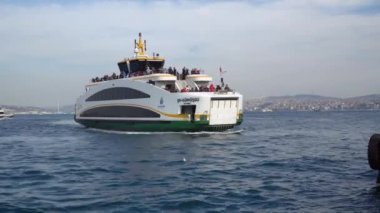 İstanbul, Türkiye - Mart 2019: yeni tip-in istanbul yolcu feribotu Eminönü iskelesi sabitlemek hazırlanıyor