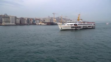 İstanbul, Türkiye - Mart 2019: Galata Köprüsü ve Galata Kulesi ile feribotla arka planda Istanbul Türkiye