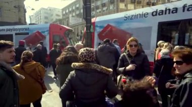 İstanbul, Türkiye - Mart 2019: toplu taşıma tren istasyonu Eminönü İlçesi'nde yürüyen insan kalabalığı