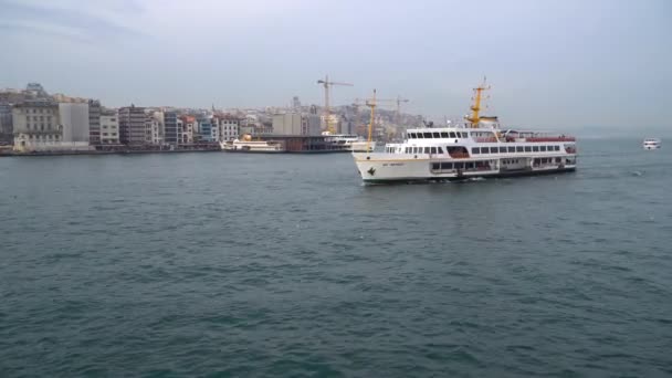 土耳其伊斯坦布尔 2019年3月 加拉塔大桥和渡轮与加拉塔塔的背景在伊斯坦布尔土耳其 — 图库视频影像