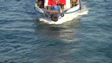 İstanbul, Türkiye - Mart 2019: Boğaz Turu gezisi tekne turist ve yolcunun ile yakın çekim