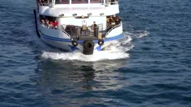 İstanbul, Türkiye - Mart 2019: Boğaz Turu gezisi tekne turist ve yolcunun ile yakın çekim