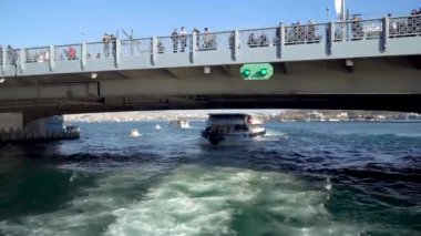 İstanbul, Türkiye - Mart 2019: Boğaz Turu ile turistler ve yolcunun Galata Köprüsü altında geçen tekne gezisi
