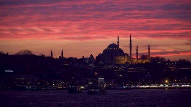 İstanbul, Türkiye - Mart 2019: Eminönü bölgesinde günbatımı sırasında Süleymaniye Camii