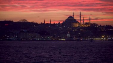 İstanbul, Türkiye - Mart 2019: Eminönü bölgesinde günbatımı sırasında Süleymaniye Camii