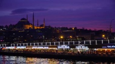 İstanbul, Türkiye - Mart 2019: Eminönü bölgesinde günbatımı sırasında Süleymaniye Camii