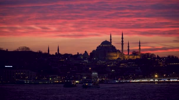 イスタンブール トルコ 2019年 エミノニュ地区に日没時にスレイマニエ モスク — ストック動画