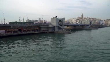 İstanbul, Türkiye - Mart 2019: Galata Köprüsü ve Galata Kulesi ile feribotla arka planda Istanbul Türkiye
