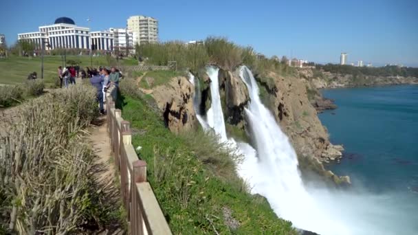 Antalya Turquía Marzo 2019 Turistas Observando Cascada Duden Caer Mar — Vídeo de stock