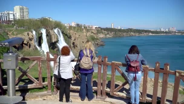 Antalya Turquia Março 2019 Turistas Assistindo Cachoeira Duden Caindo Mar — Vídeo de Stock