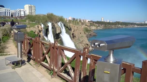 Antalya Turchia Marzo 2019 Turisti Che Guardano Cascata Duden Cadere — Video Stock