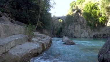 Antalya, Türkiye-Mart 2019: Antalya Türkiye 'de Köprülü Kanyon Milli Parkı 'ndaki köprü Irmagi Deresi genelinde antika oluk Köprüsü.