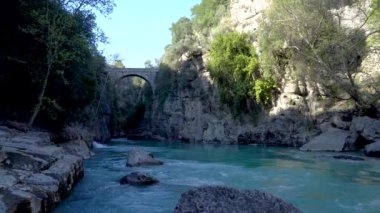 Antalya, Türkiye-Mart 2019: Antalya Türkiye 'de Köprülü Kanyon Milli Parkı 'ndaki köprü Irmagi Deresi genelinde antika oluk Köprüsü.
