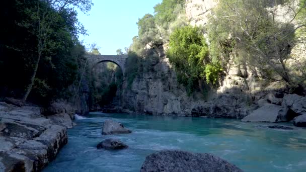 Antalya Turquía Marzo 2019 Puente Antiguo Oluk Sobre Arroyo Kopru — Vídeos de Stock