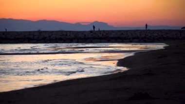 Side, Antalya, Türkiye-Mart 2019: tanımlanamayan insanlar gün batımı sırasında iskelede yürüyüş silueti