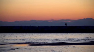 Side, Antalya, Türkiye-Mart 2019: tanımlanamayan insanlar gün batımı sırasında iskelede yürüyüş silueti