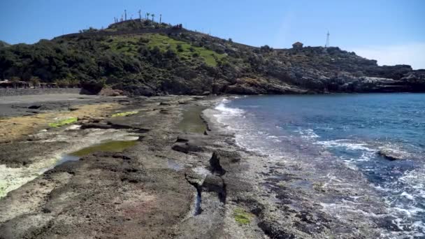 土耳其安塔利亚 2019年3月 土耳其安塔利亚省加沙区地中海 Koru 海滩的自然岩层 — 图库视频影像