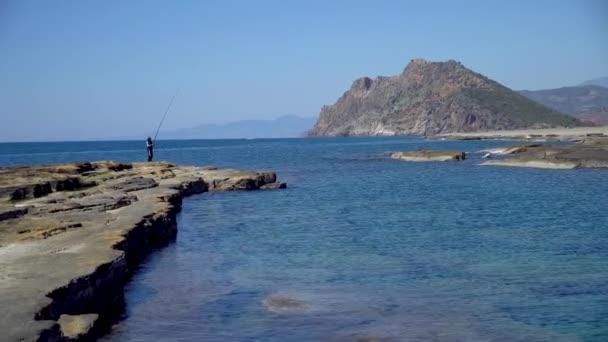 Antalya Turchia Marzo 2019 Pescatore Sulle Formazioni Rocciose Naturali Sulla — Video Stock