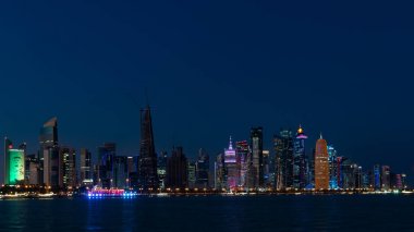 Geceleri gökdelenler ile Doha Katar silueti cityscape