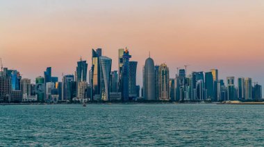Gökdelenler ile Doha Katar silueti cityscape