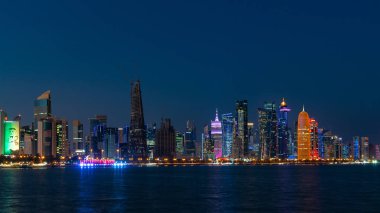 Geceleri gökdelenler ile Doha Katar silueti cityscape