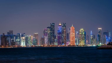 Geceleri gökdelenler ile Doha Katar silueti cityscape