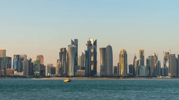 Doha Catar paisaje urbano con rascacielos — Foto de Stock