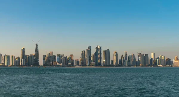 Doha Catar paisaje urbano con rascacielos — Foto de Stock