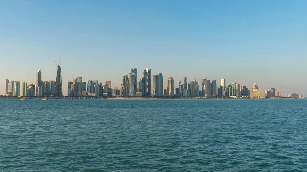 Doha Catar paisaje urbano con rascacielos — Foto de Stock