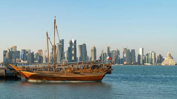 Doha Qatar skyline med traditionella Qatari Dhow båtar i hamnen — Stockfoto