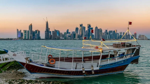 Doha Qatar skyline con barcos tradicionales de Qatar Dhow en el puerto — Foto de Stock