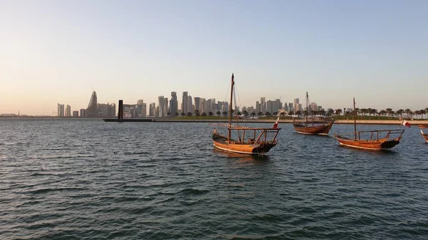 Doha Qatar skyline con barcos tradicionales de Qatar Dhow en el puerto — Foto de Stock