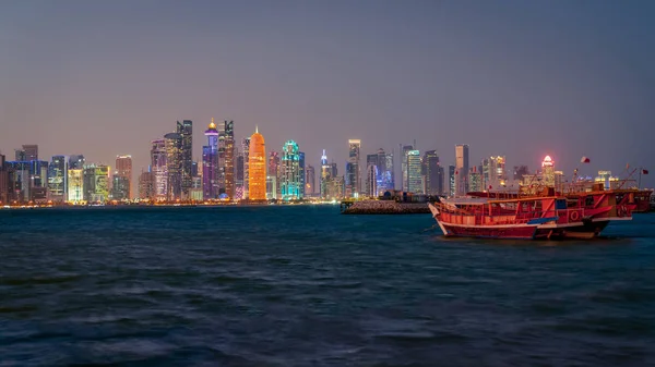 Doha Qatar skyline con barcos tradicionales de Qatar Dhow en el puerto — Foto de Stock