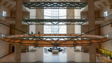 Doha, Katar'daki ikonik İslam Eserleri Müzesi binasının iç görünümü