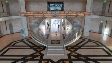 Doha, Katar'daki ikonik İslam Eserleri Müzesi binasının iç görünümü