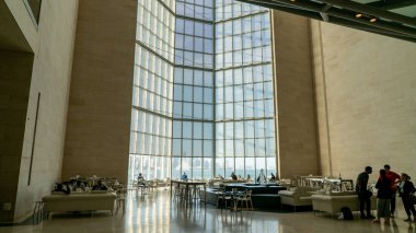 Doha, Katar'daki ikonik İslam Eserleri Müzesi binasının iç görünümü