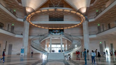 Doha, Katar'daki ikonik İslam Eserleri Müzesi binasının iç görünümü