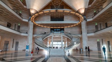 Doha, Katar'daki ikonik İslam Eserleri Müzesi binasının iç görünümü