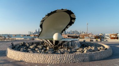 İnci ve istiridye çeşme silik tarihi anıt Corniche şehir Doha, Katar