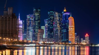 Geceleri gökdelenler ile Doha Katar silueti cityscape