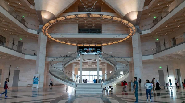 卡塔尔多哈标志性的伊斯兰艺术博物馆建筑内部景观 — 图库照片