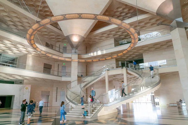 Vista interior do icônico edifício do Museu de Arte Islâmica em Doha, Qatar — Fotografia de Stock