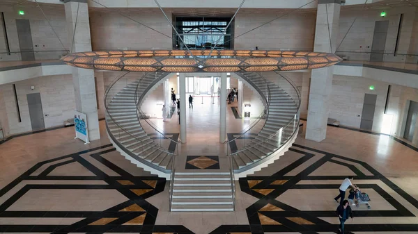 Doha, Katar'daki ikonik İslam Eserleri Müzesi binasının iç görünümü