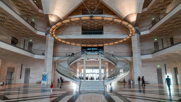 卡塔尔多哈标志性的伊斯兰艺术博物馆建筑内部景观 — 图库照片