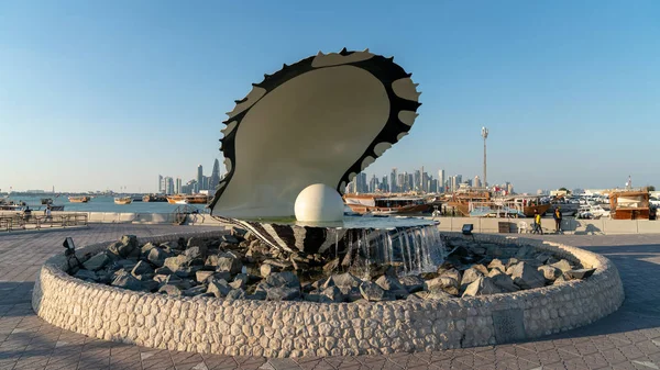 Pearl and oyster fountain landmark monument on the Corniche city Doha, Qatar — Stock Photo, Image