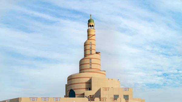 카타르 도하에서 나선형 모스크라는 별명을 가진 알 파나르 모스크. — 스톡 사진