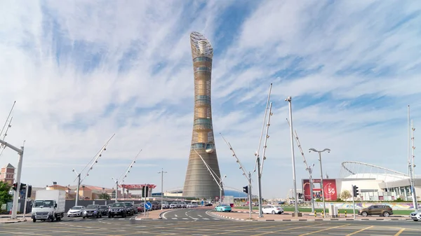 ハリファ・インターナショナル・スタジアムの近くのアスパイア・ゾーン・コンプレックスに位置する、トーチ・ドーハの愛称で知られるアスパイア・タワー — ストック写真