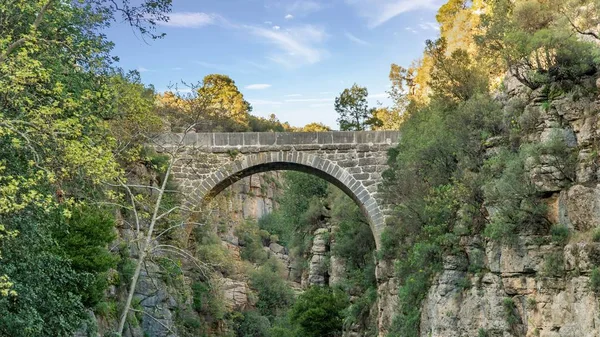 Antique Oluk Bridge através do riacho Kopru Irmagi no parque nacional Koprulu Kanyon, na Turquia — Fotografia de Stock